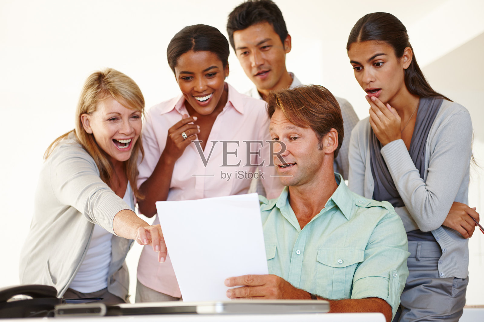 如果没有她的经验，他们就会错过这个错误照片摄影图片