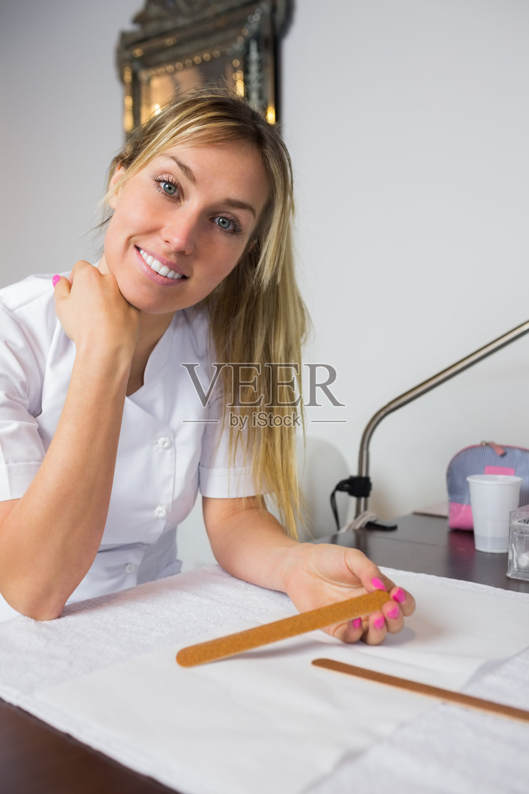 美丽的美甲师微笑照片摄影图片