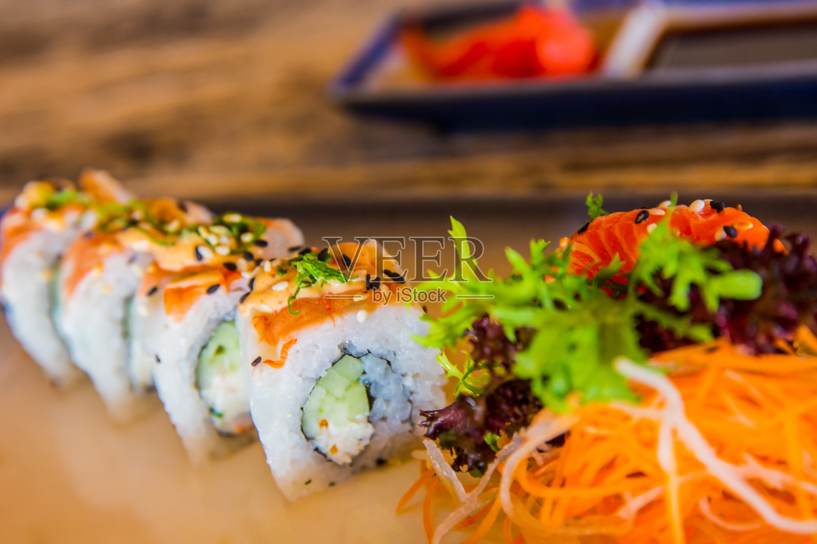 关闭虾寿司卷与沙拉和酱油照片摄影图片