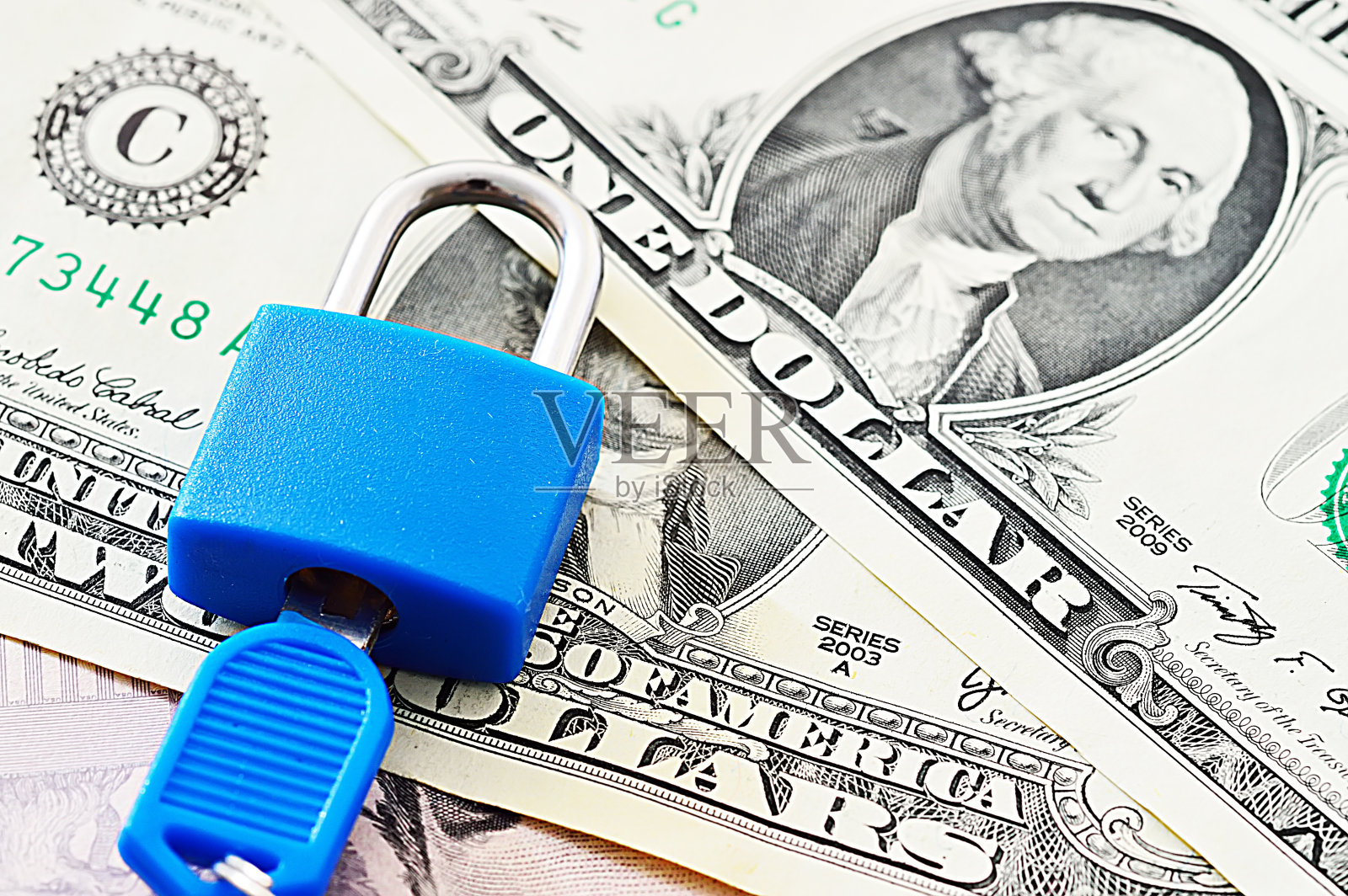 美元背景上有锁安全的美元钞票照片摄影图片