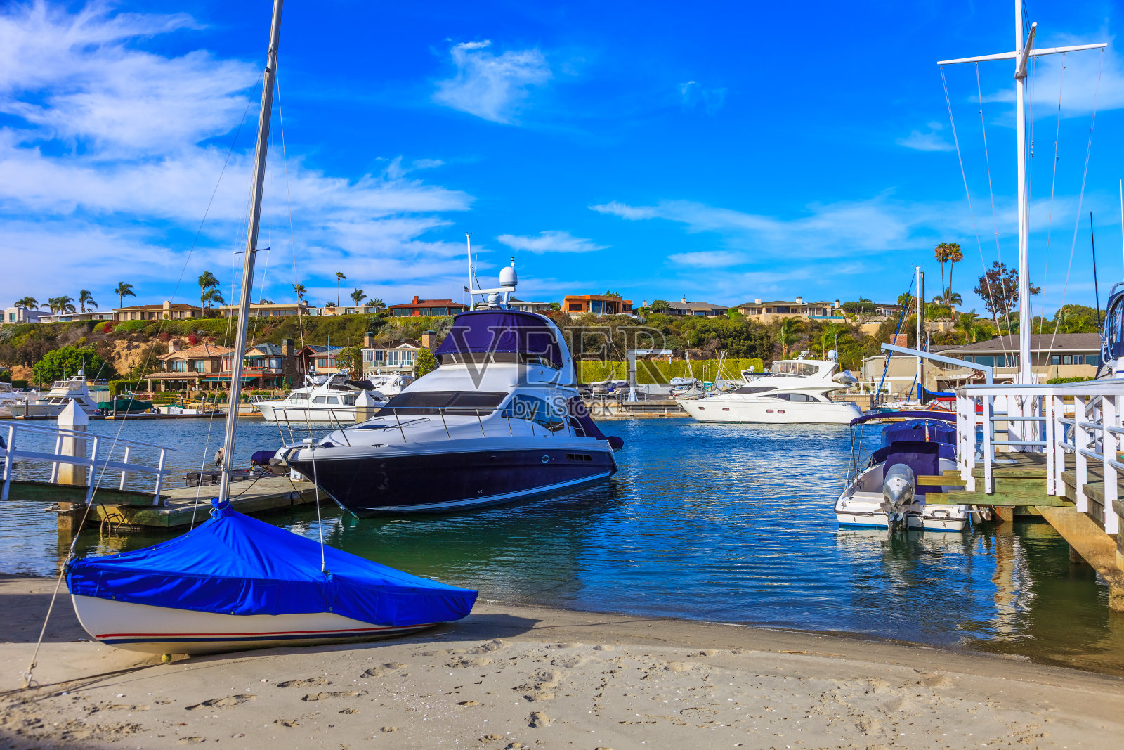 休闲船停泊在加州新港海滩照片摄影图片