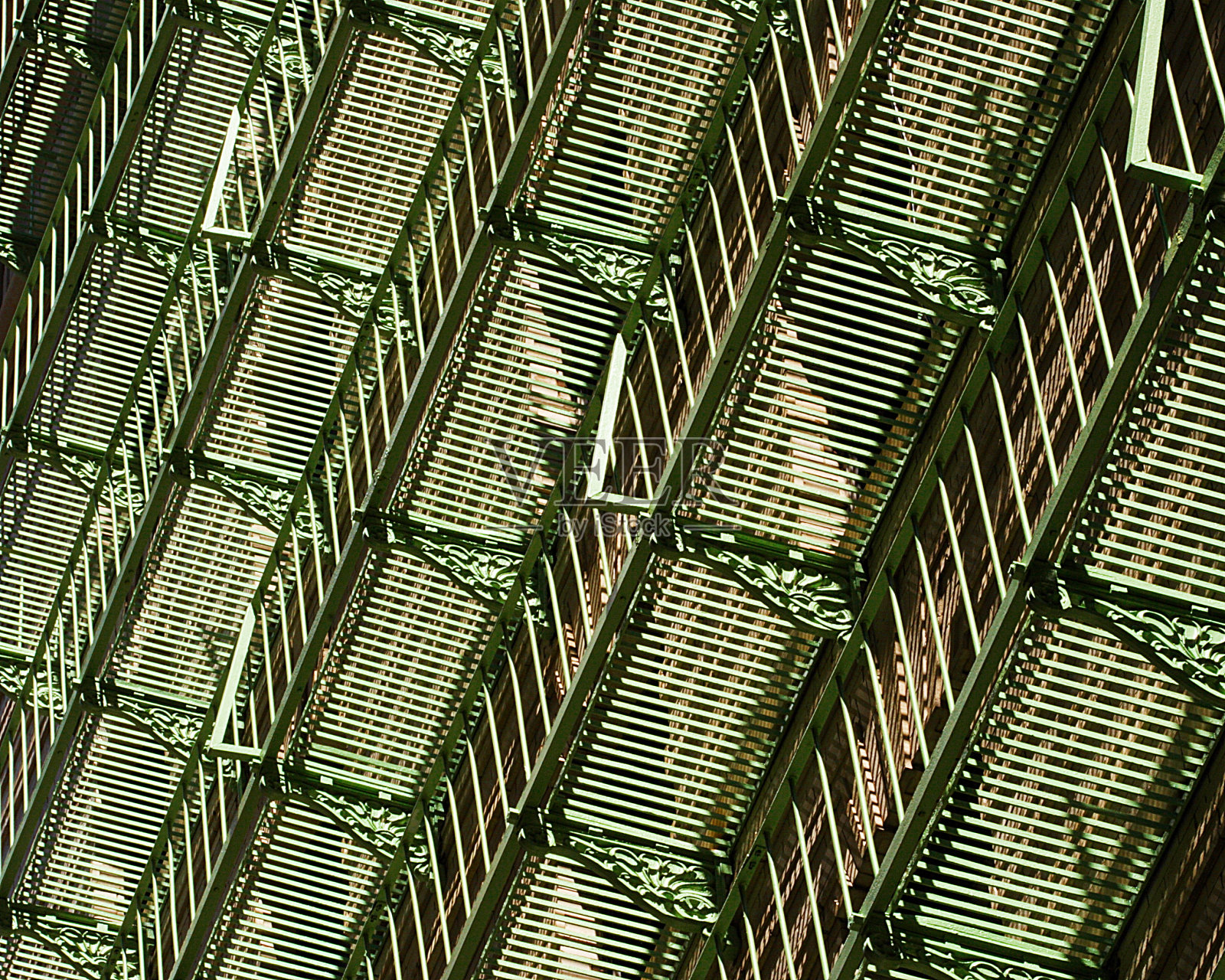 铁艺阳台防火梯栏杆照片摄影图片