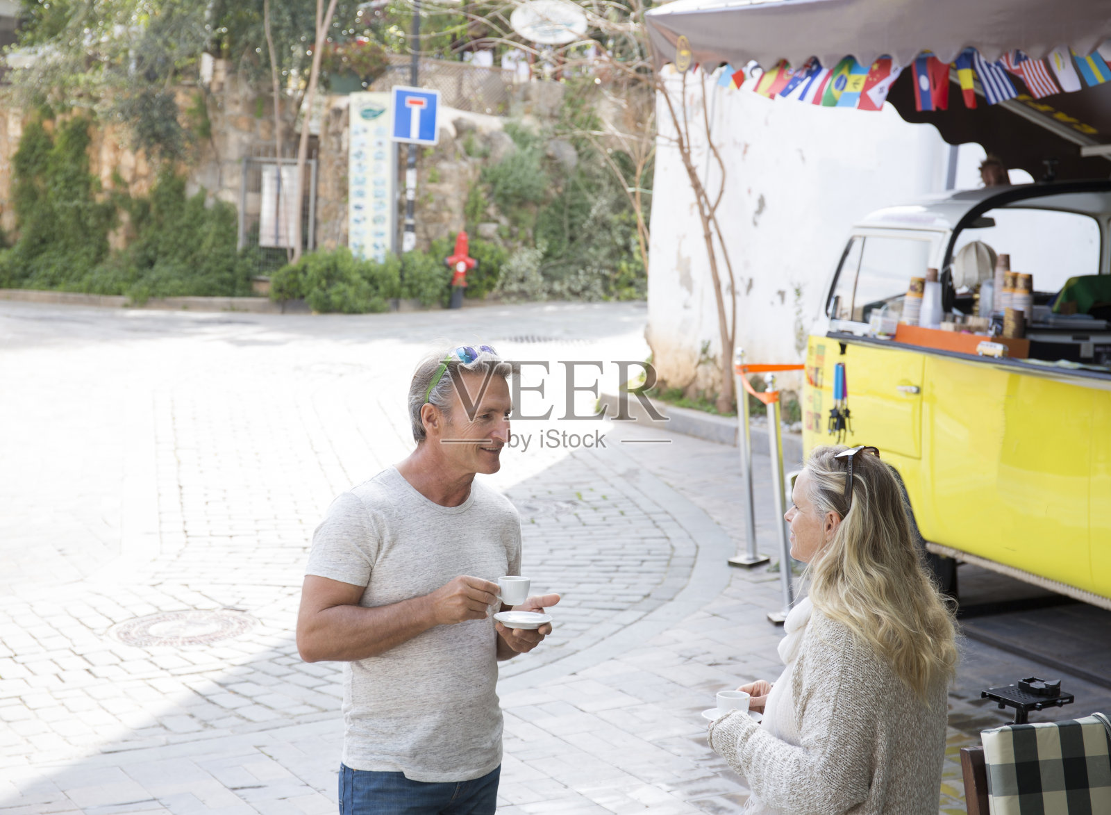 情侣们在街边的浓缩咖啡摊享受咖啡照片摄影图片