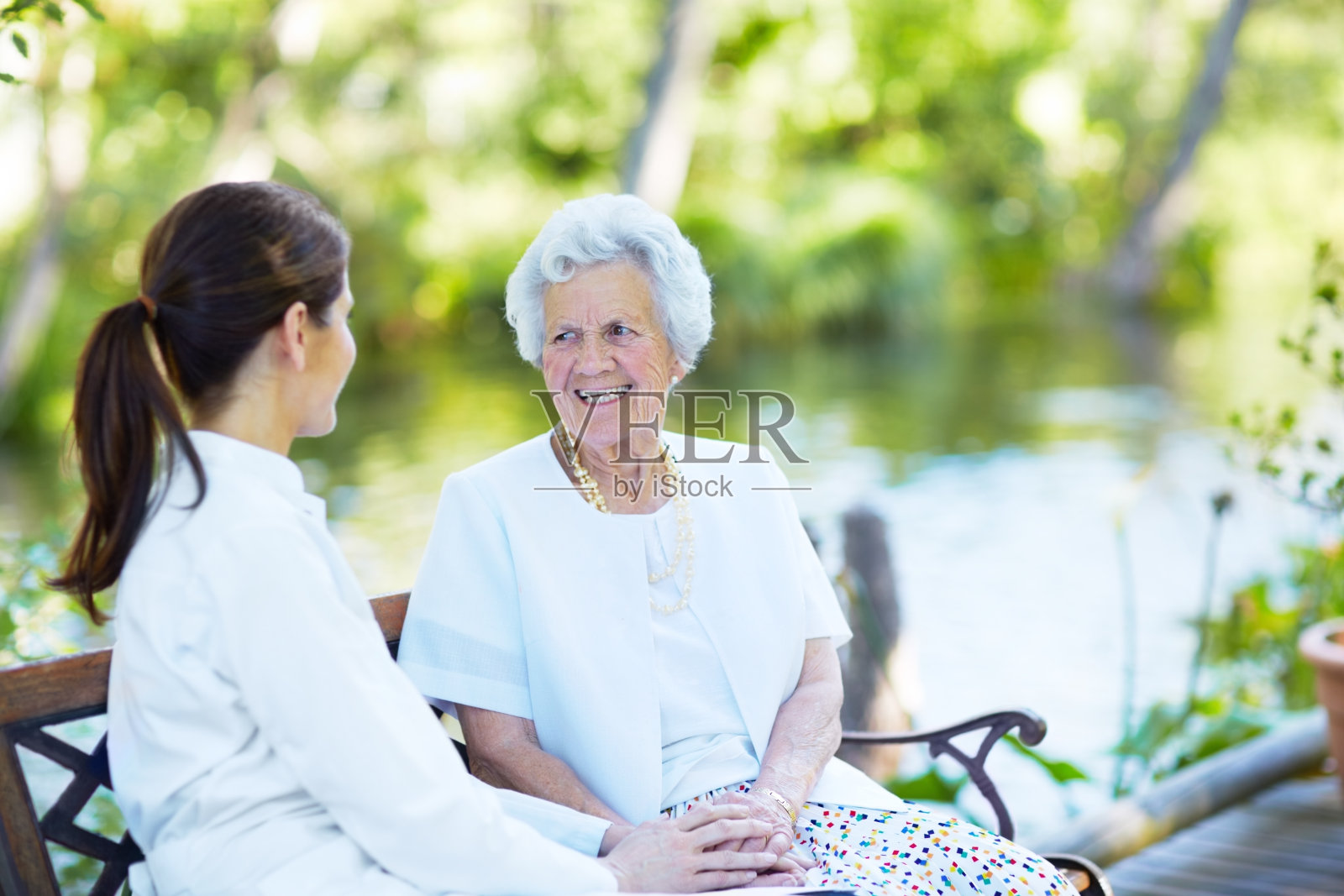 享受他们的谈话照片摄影图片