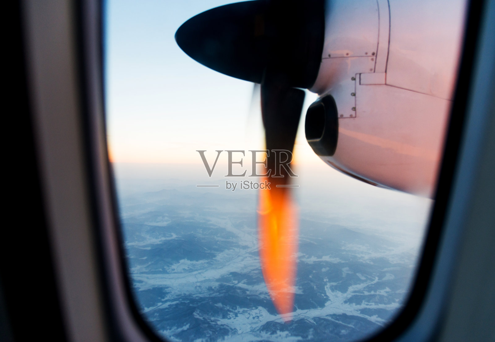 日出时飞机在飞行照片摄影图片