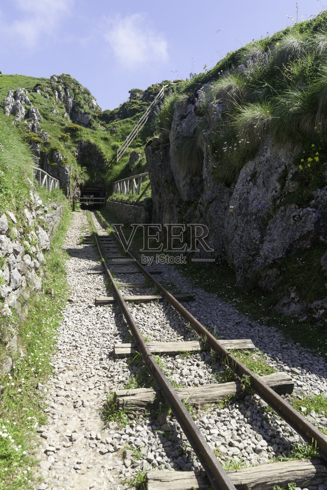 通往旧矿井的入口照片摄影图片