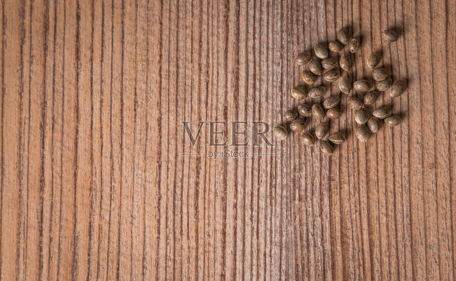 木材背景上的大麻种子照片摄影图片