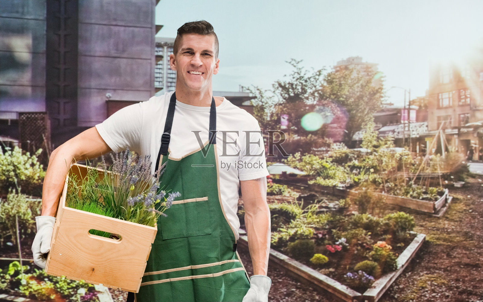 微笑的男园丁在花园里照片摄影图片