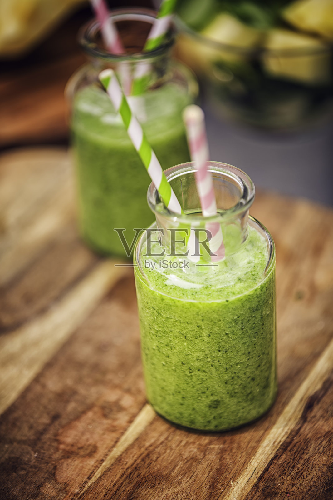 自制绿色冰沙配新鲜水果和蔬菜照片摄影图片