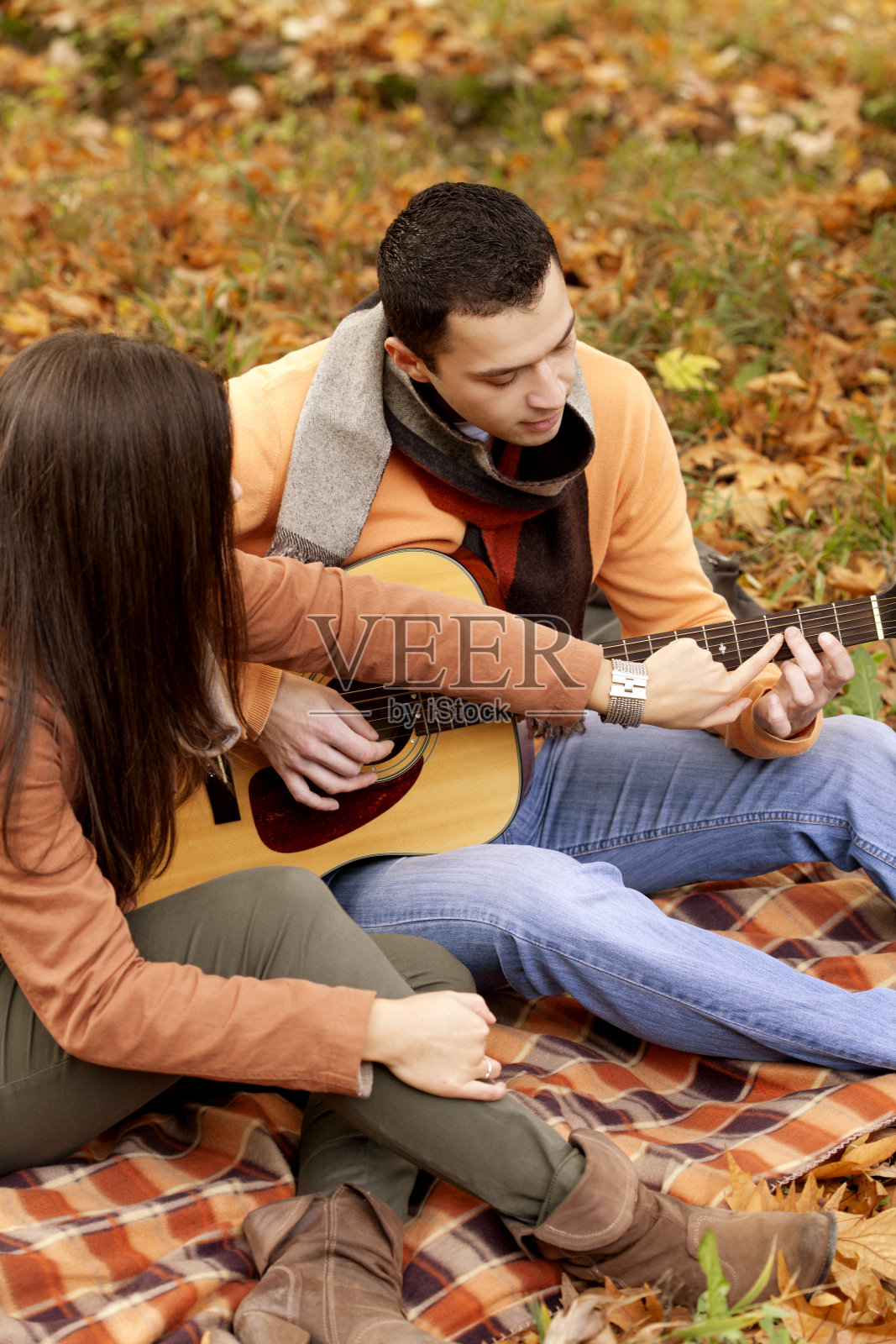 年轻夫妇在户外玩得很开心照片摄影图片