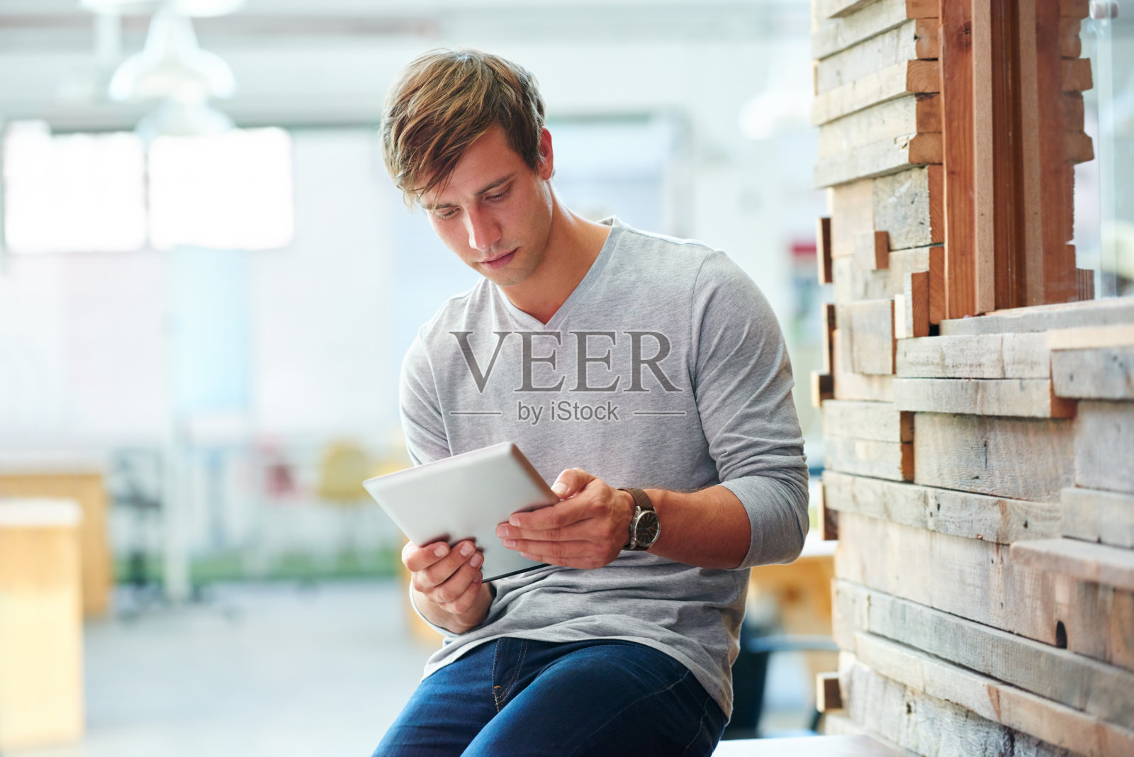 用他的平板电脑休息一下照片摄影图片