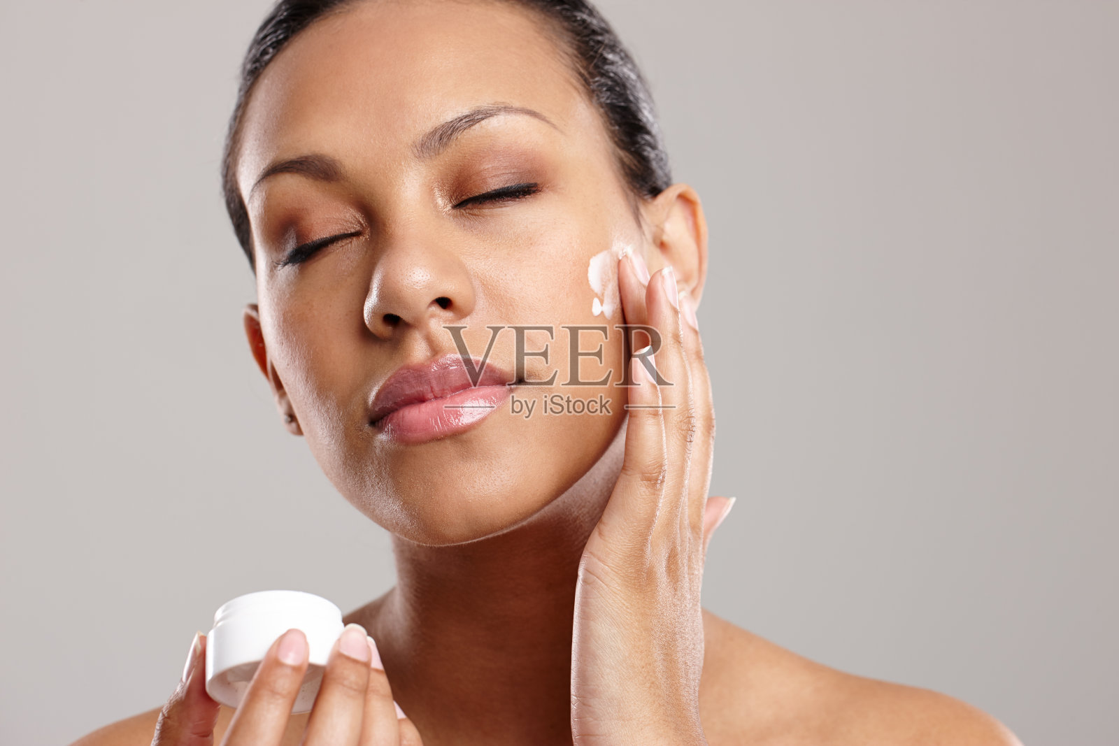 爱上了她的面霜照片摄影图片