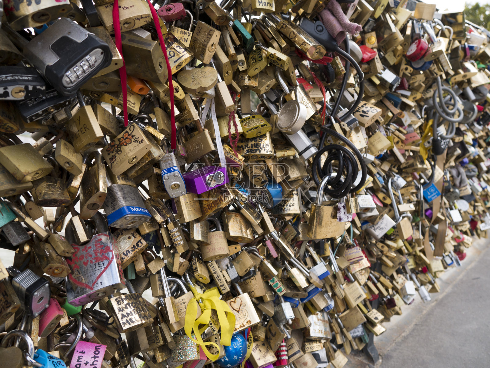 巴黎爱情锁桥照片摄影图片