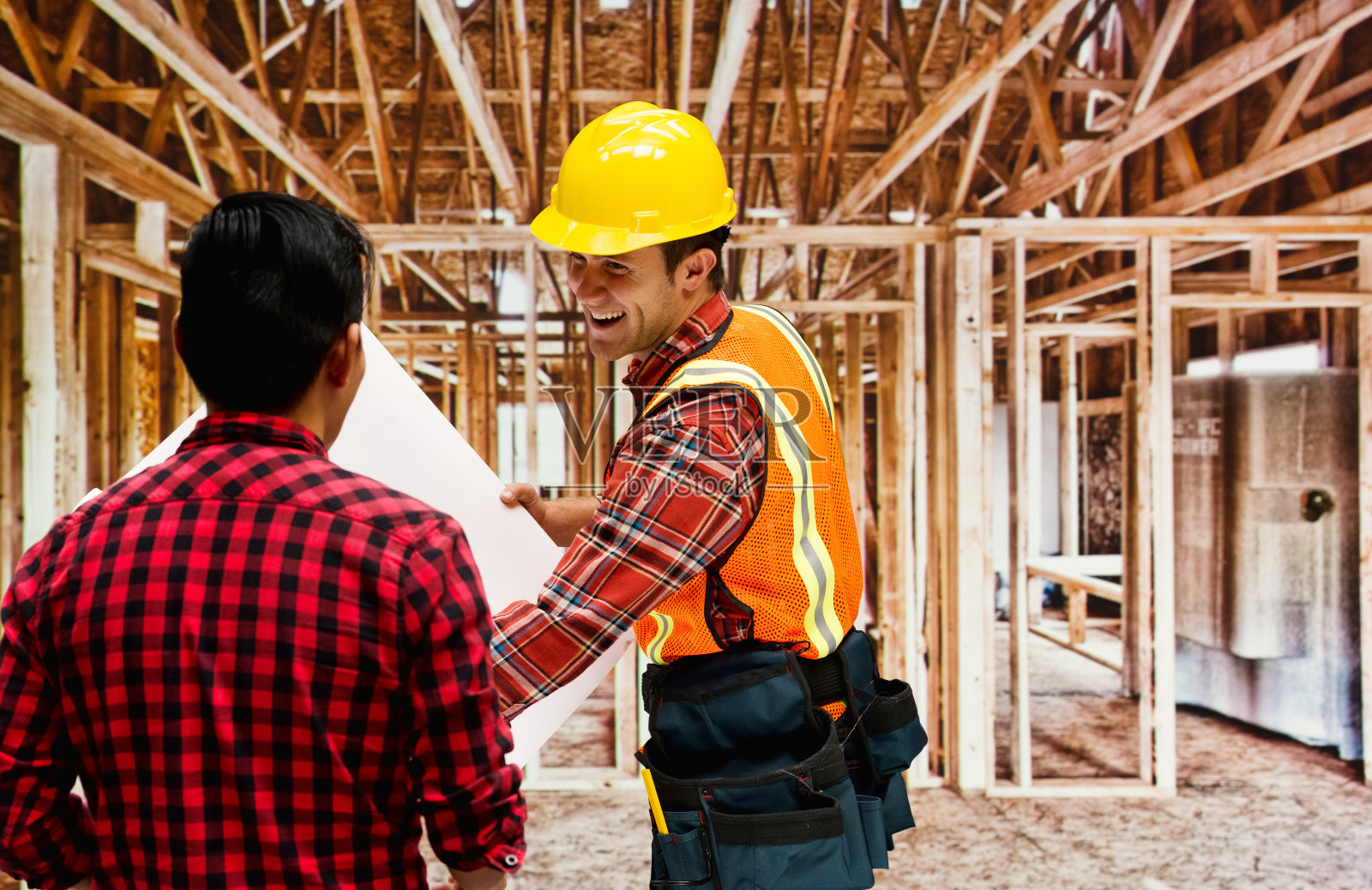 男建筑师微笑着与客户讨论照片摄影图片