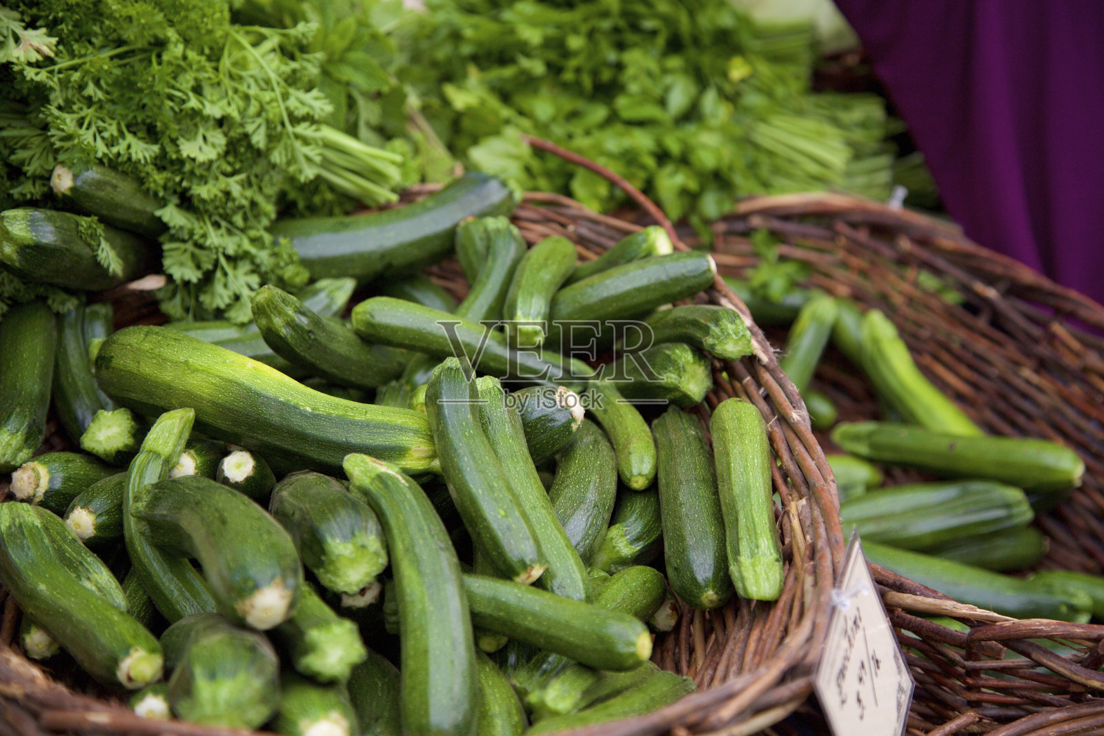 在农贸市场的西葫芦照片摄影图片