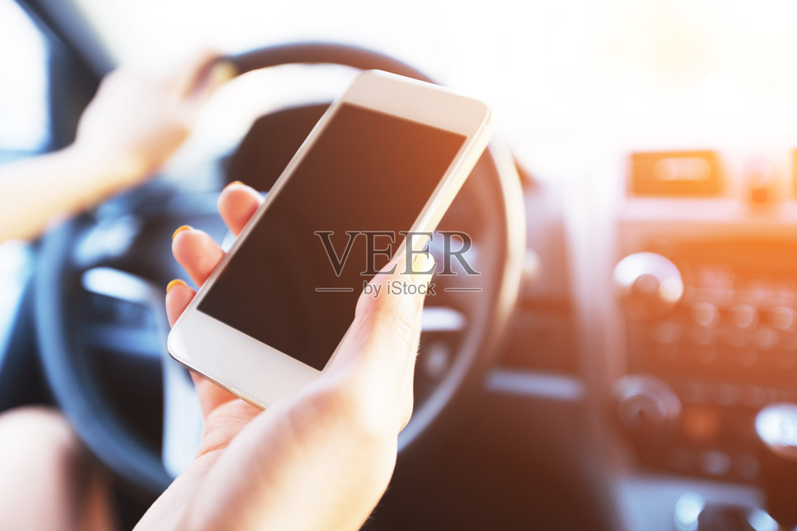 女孩使用智能手机照片摄影图片