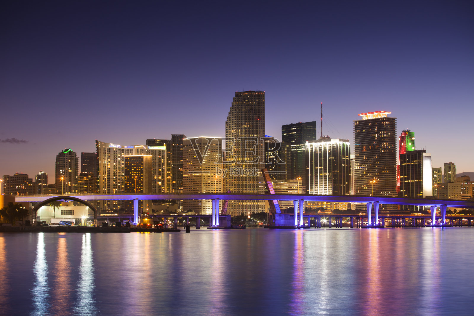 迈阿密，佛罗里达的夜景照片摄影图片