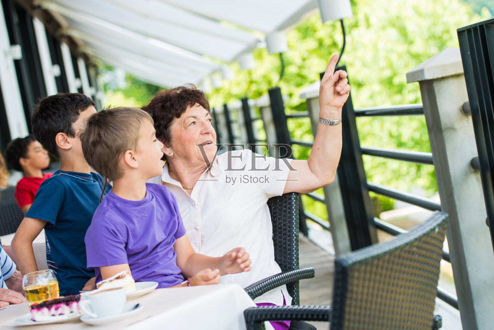 你看到那边的那只鸟了吗?照片摄影图片