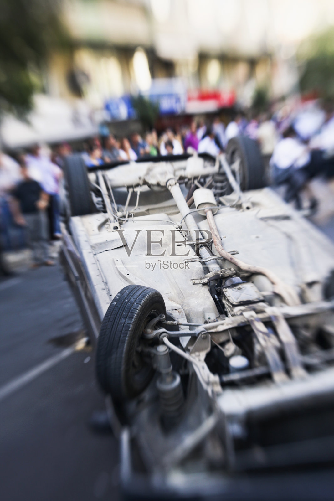 撞坏的汽车里照片摄影图片