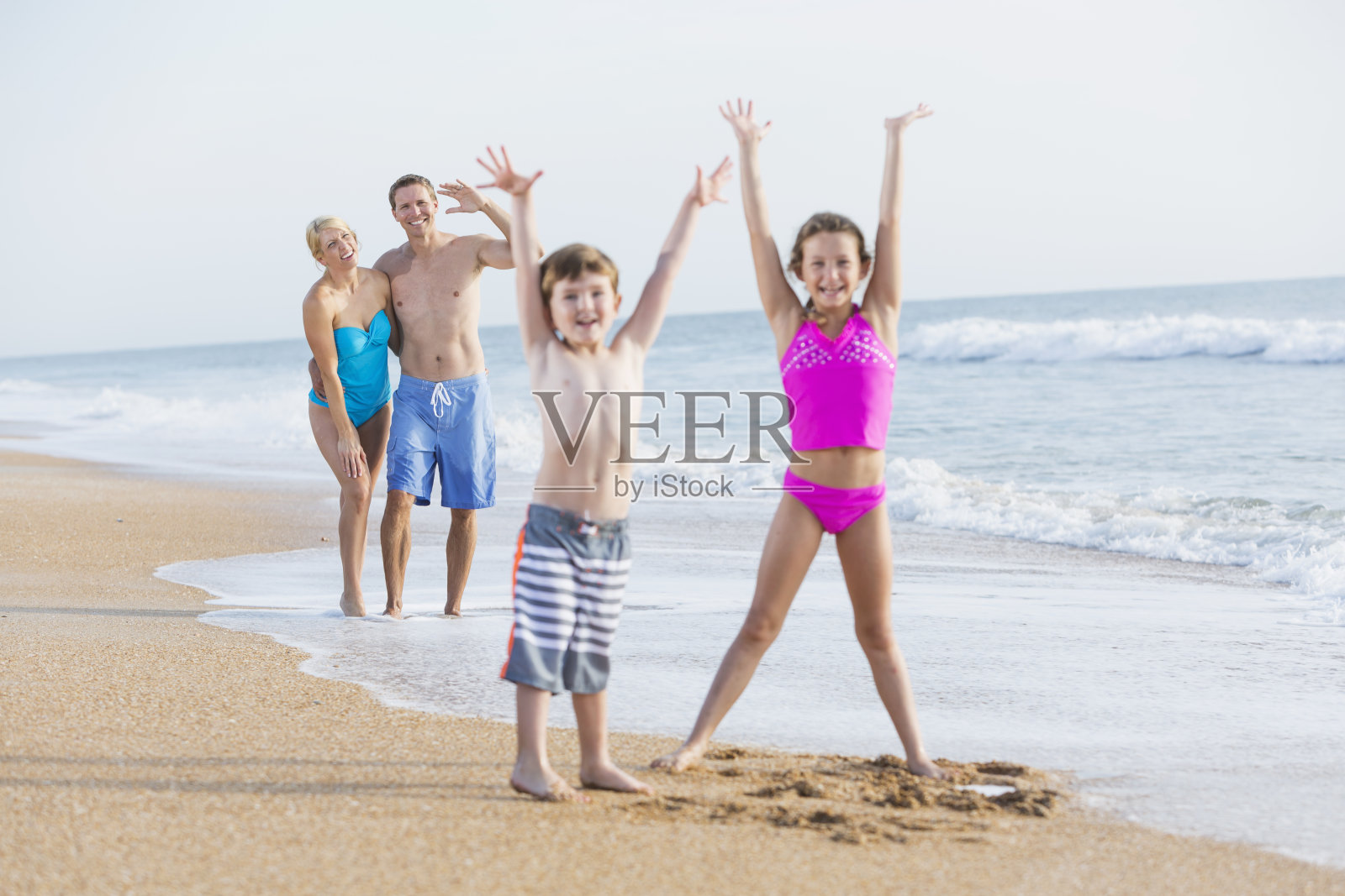 海滩上的一家人照片摄影图片