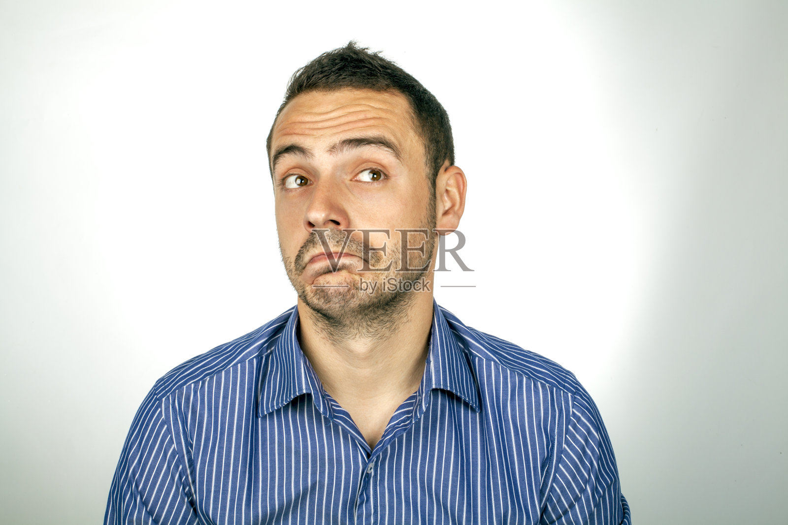 一个英俊的年轻人的肖像。照片摄影图片