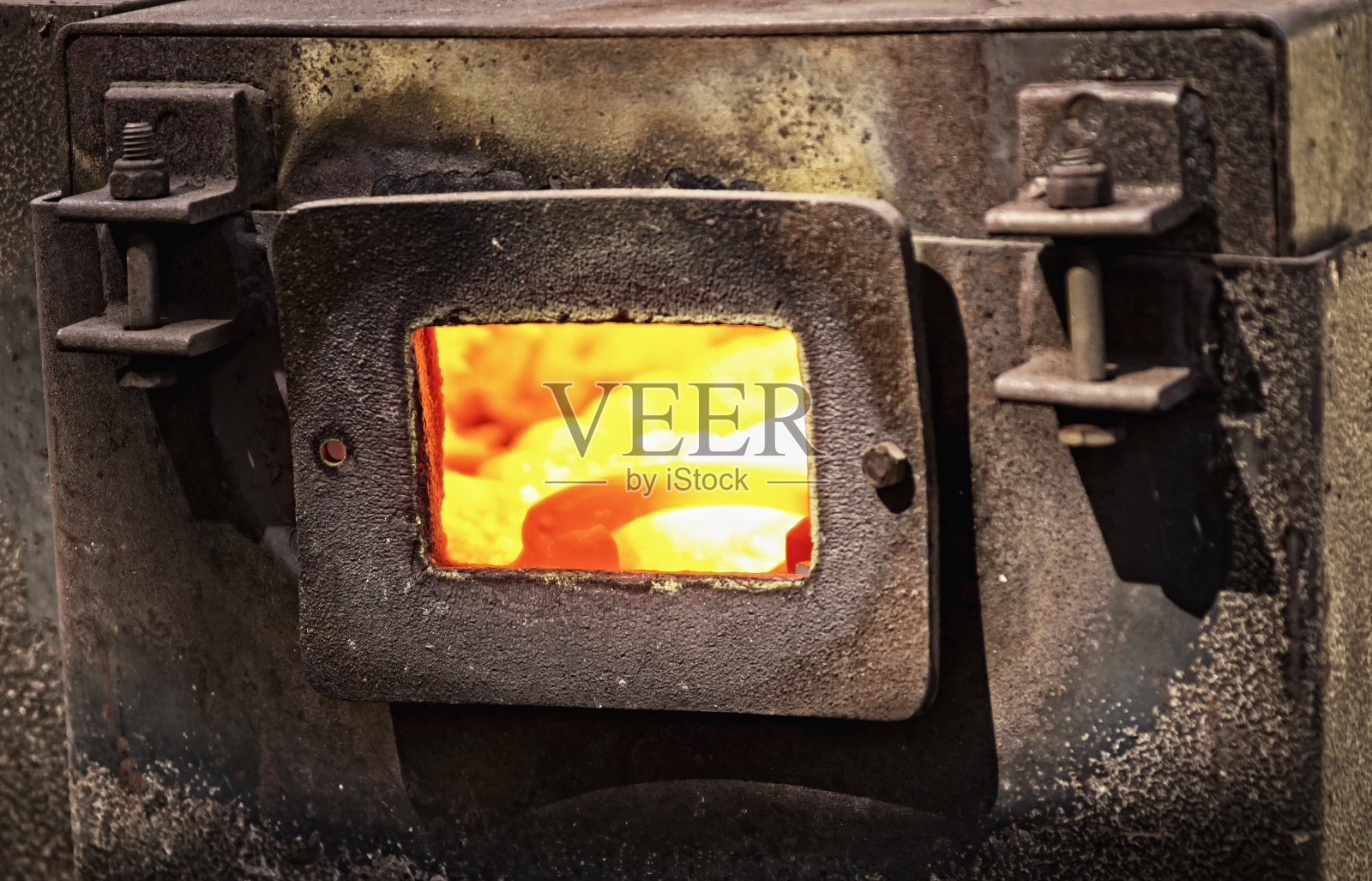 炉子里的马蹄铁照片摄影图片