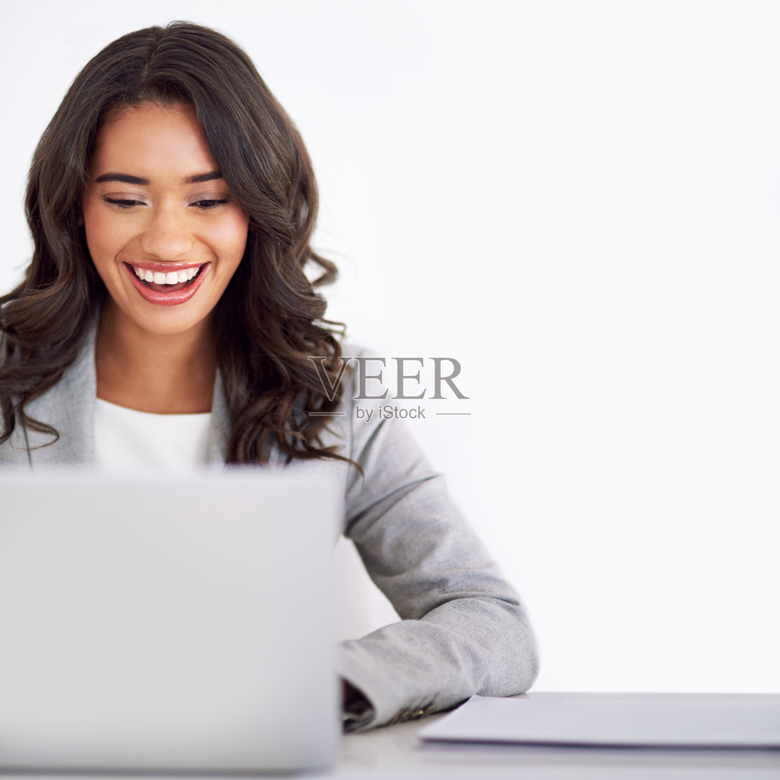 对她的最新项目感到兴奋照片摄影图片