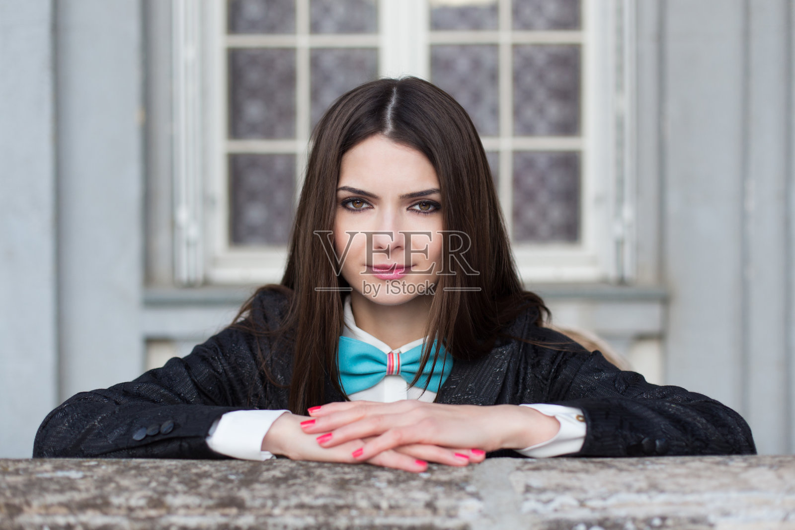 系着领结的漂亮女人照片摄影图片