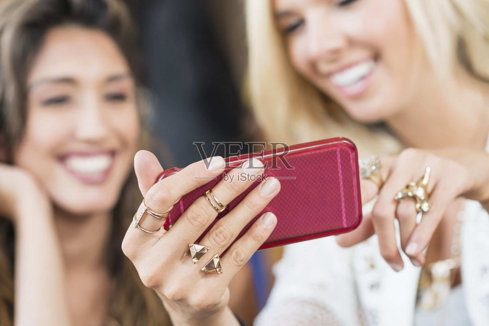 看着智能手机欢笑的女人照片摄影图片