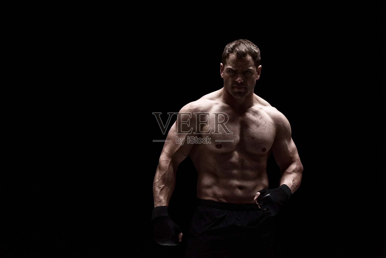 肌肉发达的男人摆姿势照片摄影图片