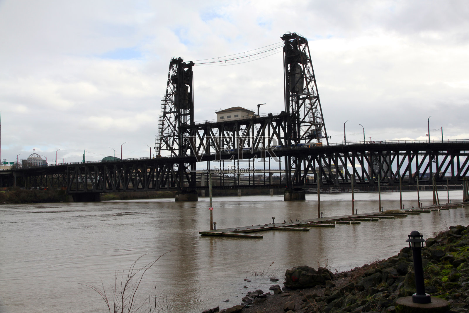 穿越黑暗照片摄影图片