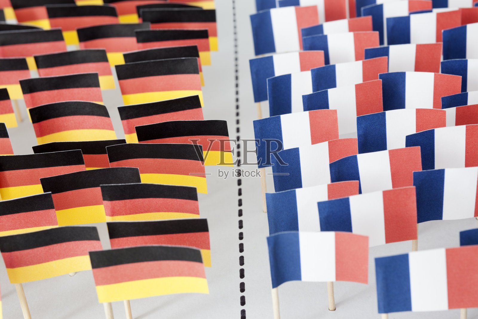 面对德国和法国国旗照片摄影图片