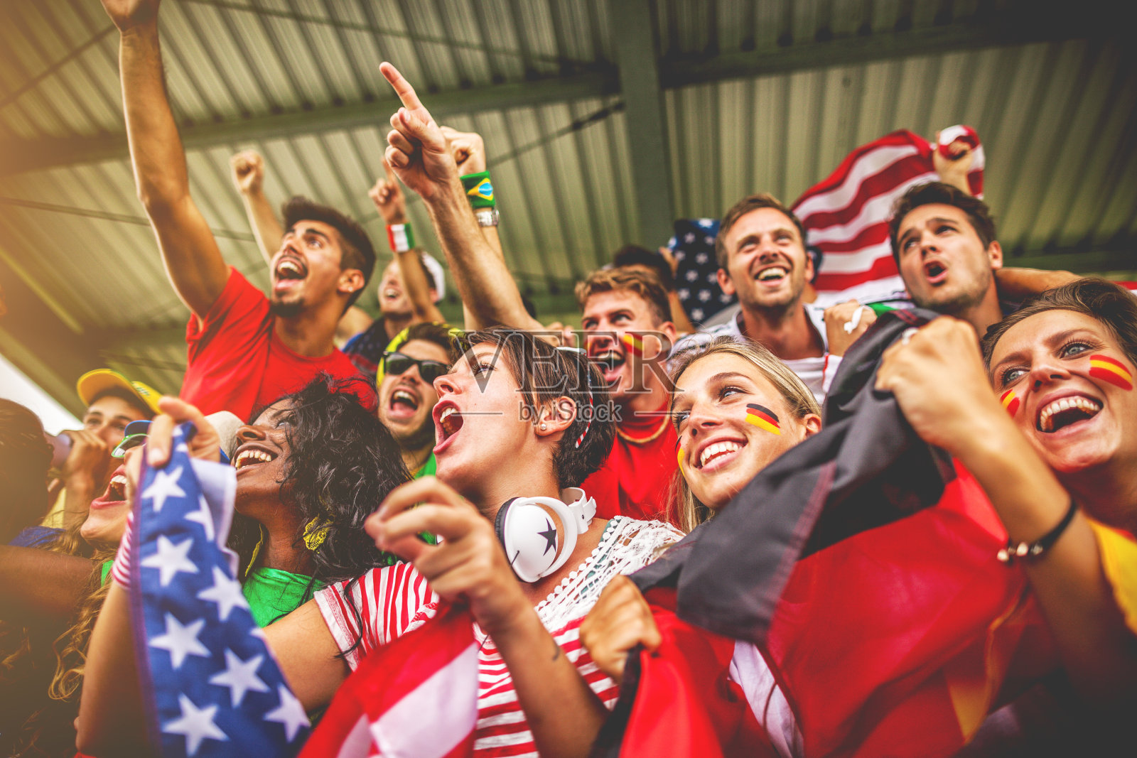 一群不同国家的支持者聚集在一起照片摄影图片