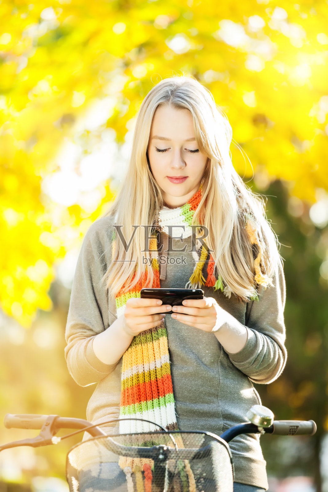 拿着智能手机的年轻女子照片摄影图片