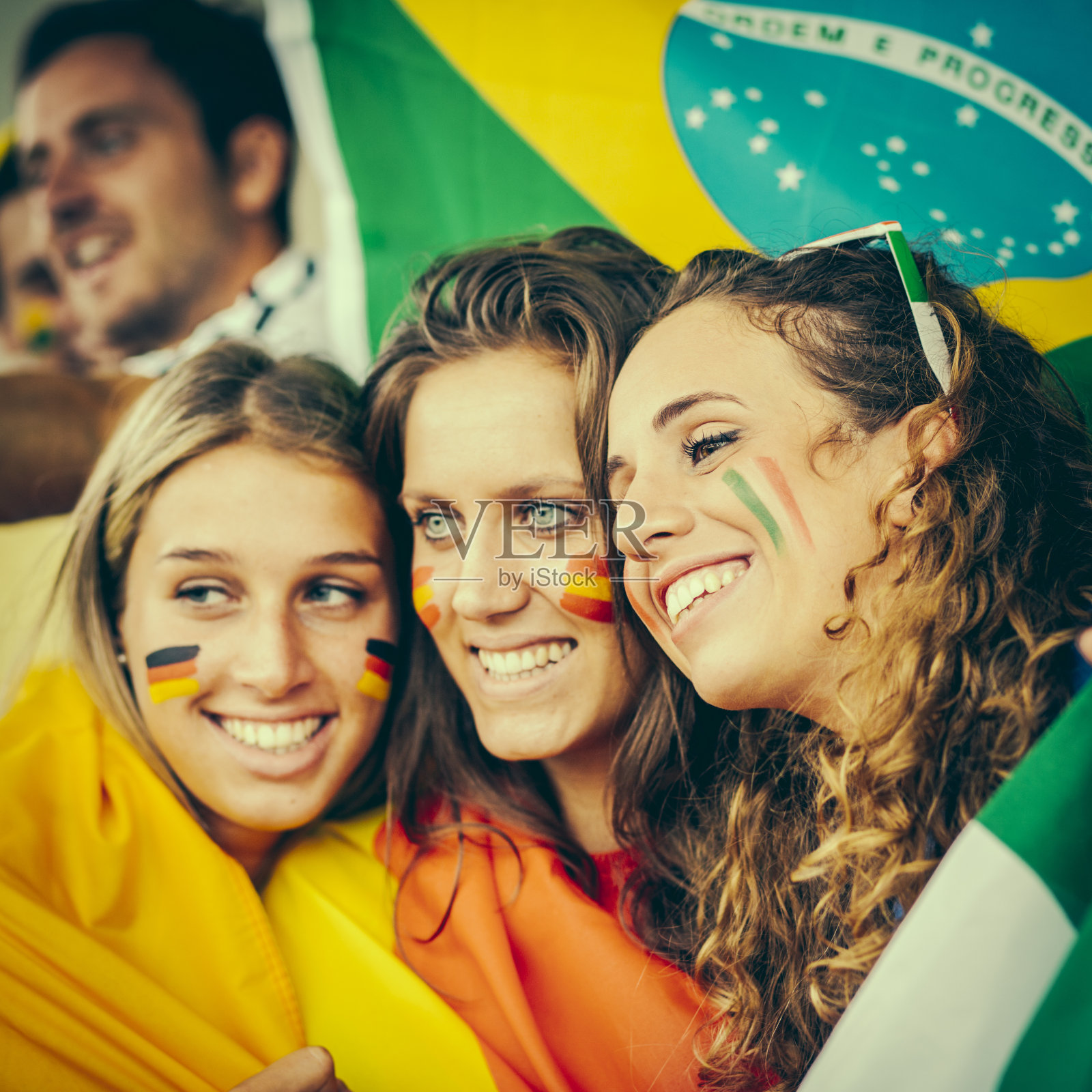 不同国籍的女性支持者照片摄影图片