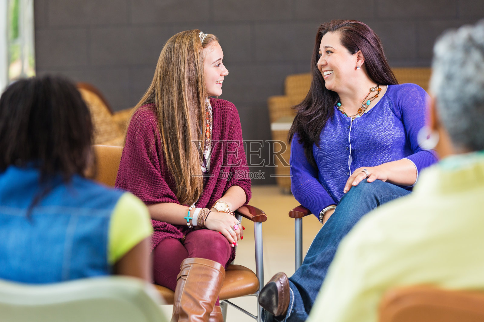 在小组会议上母女对视照片摄影图片