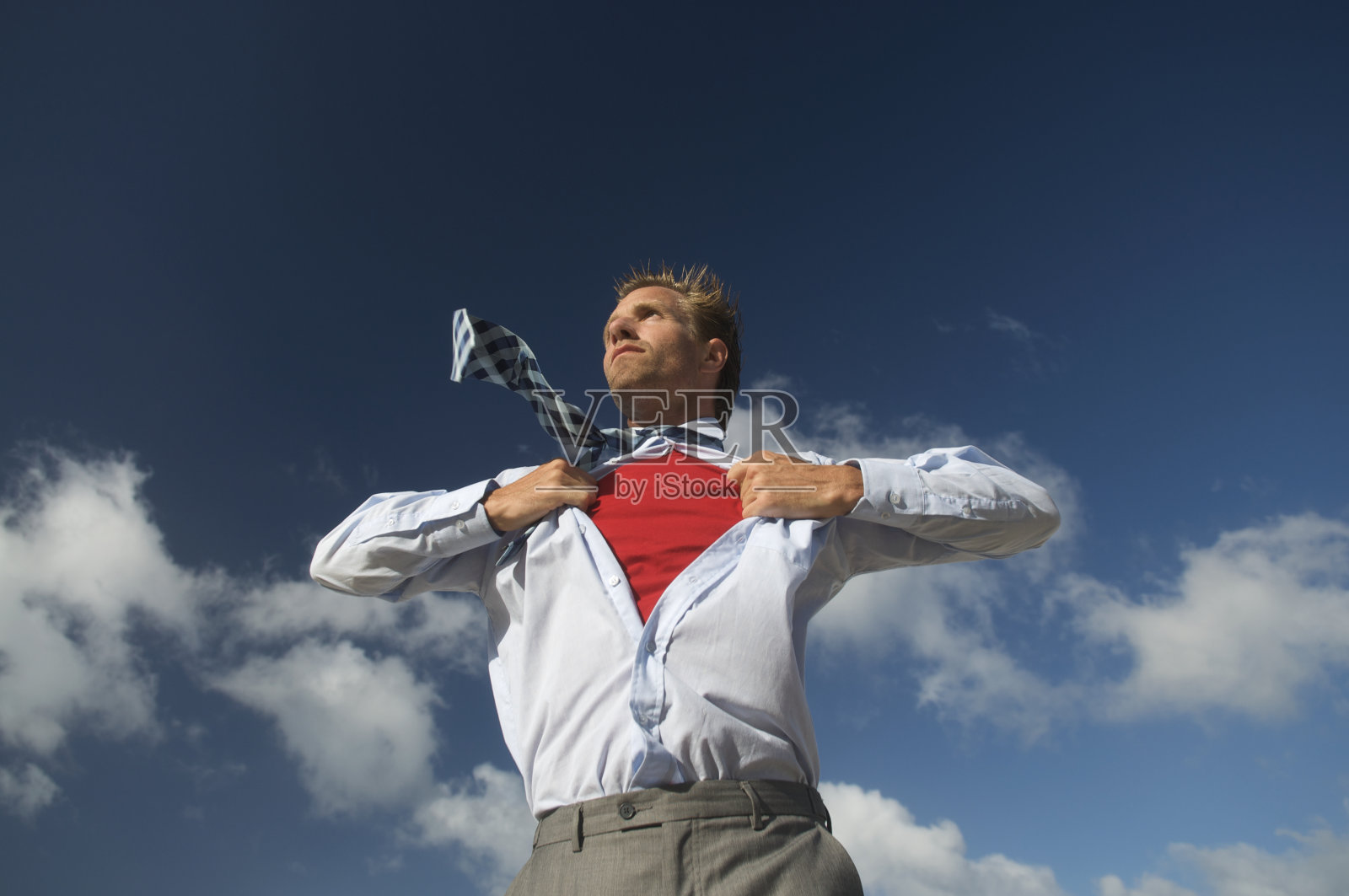 超级英雄商人和红衫军站在蓝天下照片摄影图片