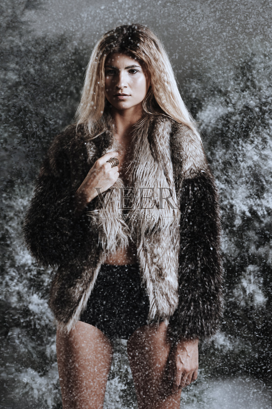 美有狂野的一面照片摄影图片