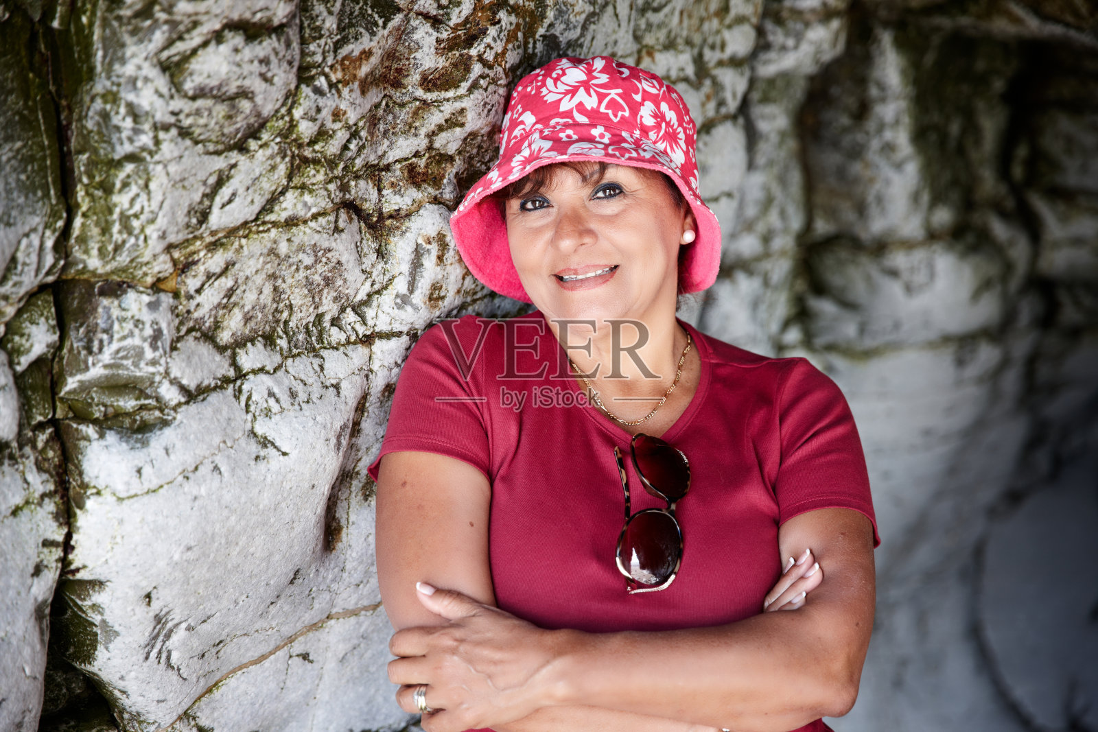 成熟的西班牙女人在海滩海洞照片摄影图片