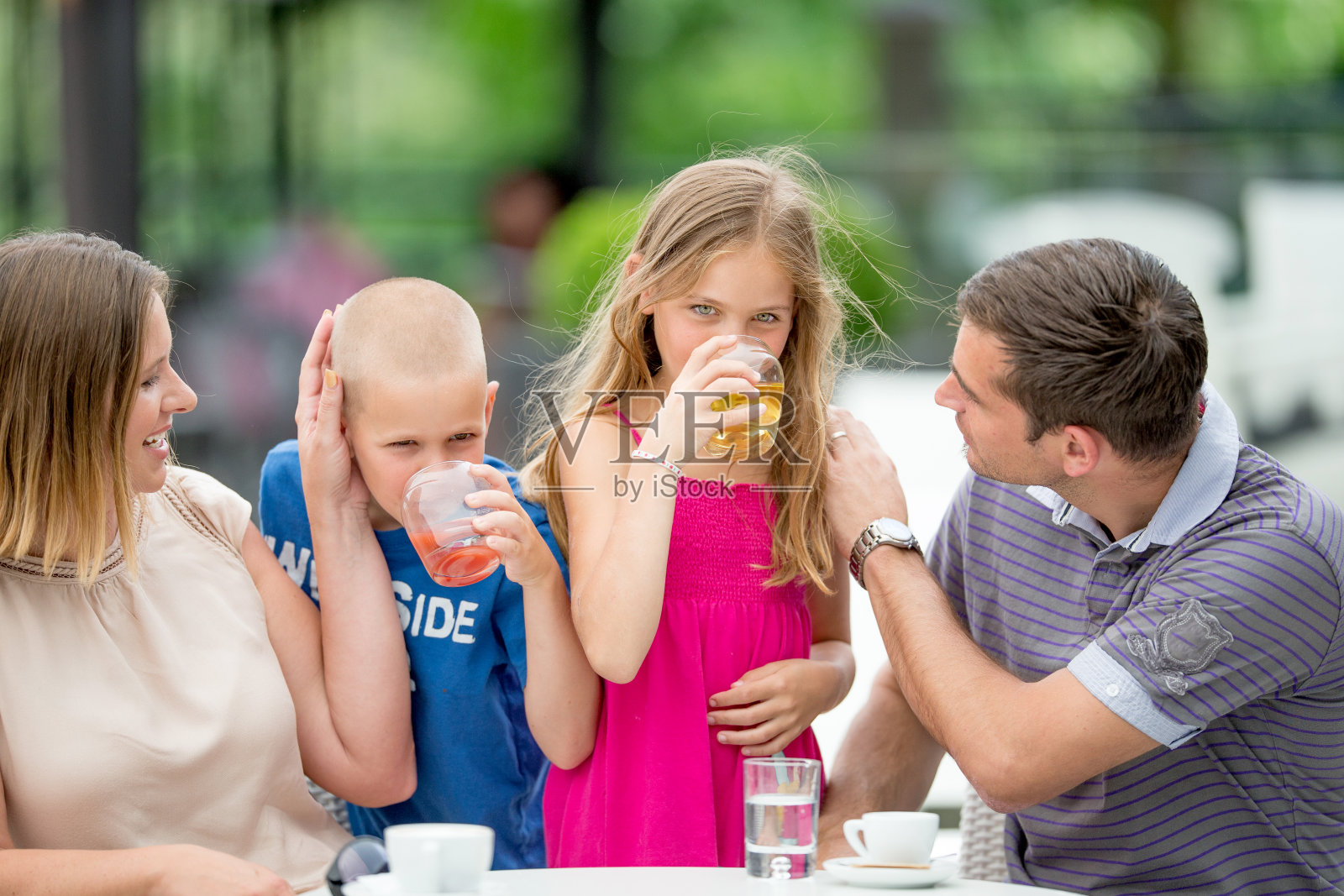 年轻的家庭享受户外的一天照片摄影图片