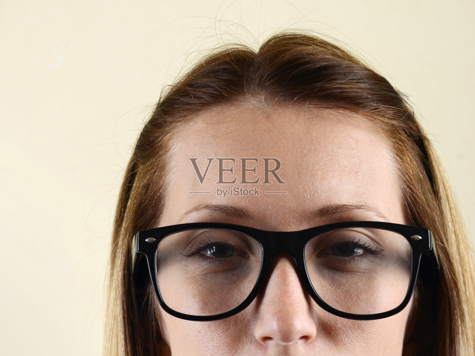 年轻女子W眼镜肖像照片摄影图片