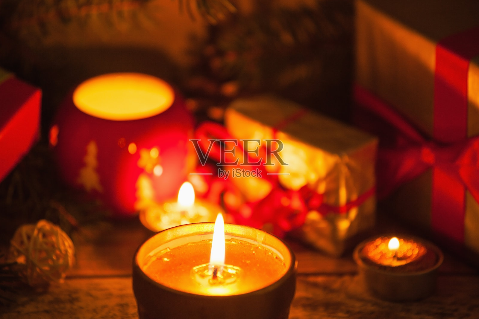 圣诞装饰用蜡烛和礼物照片摄影图片