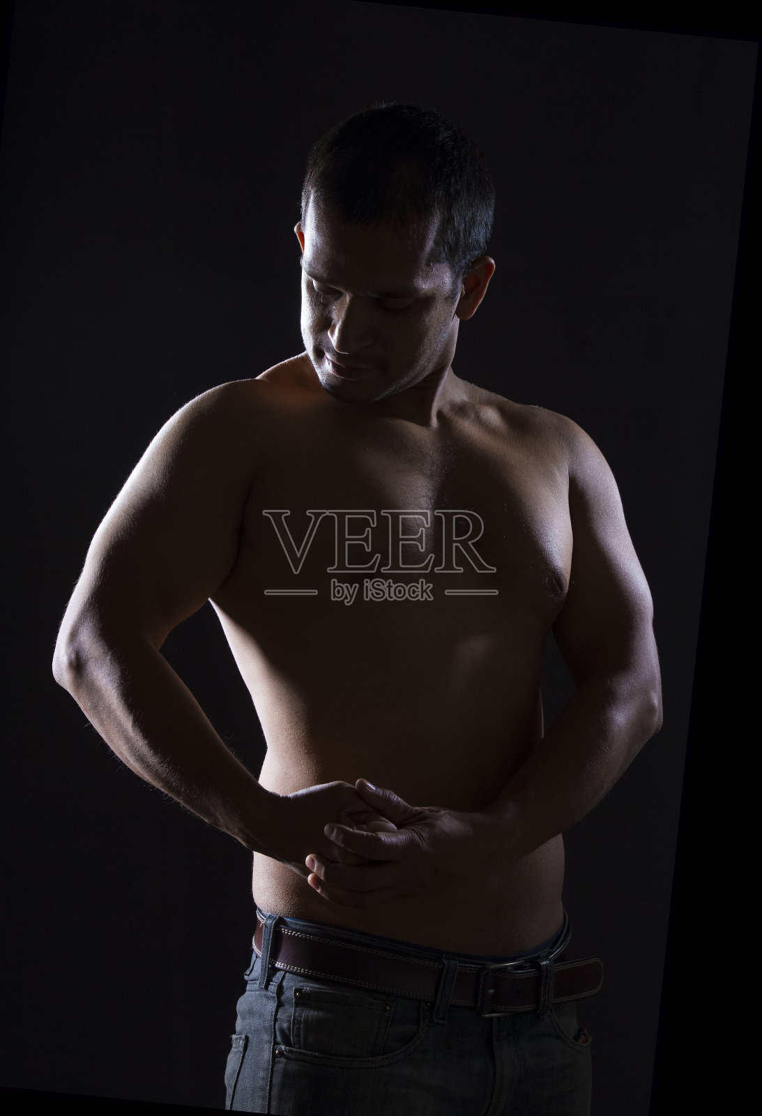 肌肉男炫耀他的身体照片摄影图片