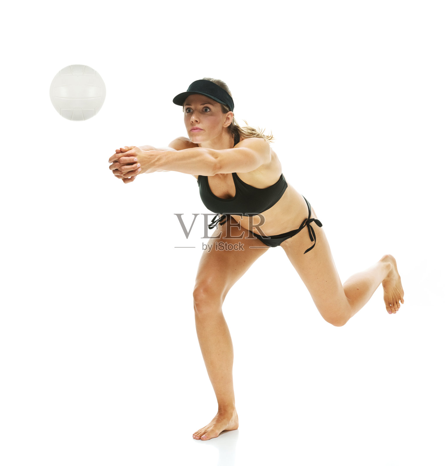 女子排球运动员在比赛中照片摄影图片