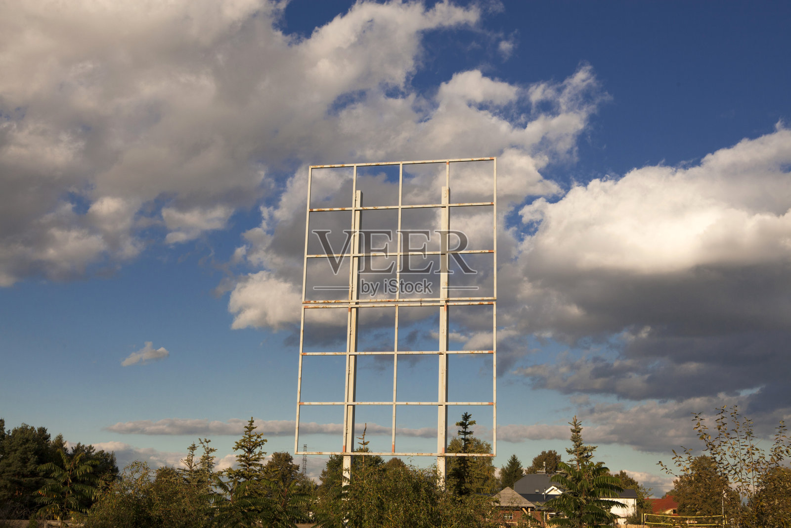 天空背景上的空白广告牌照片摄影图片