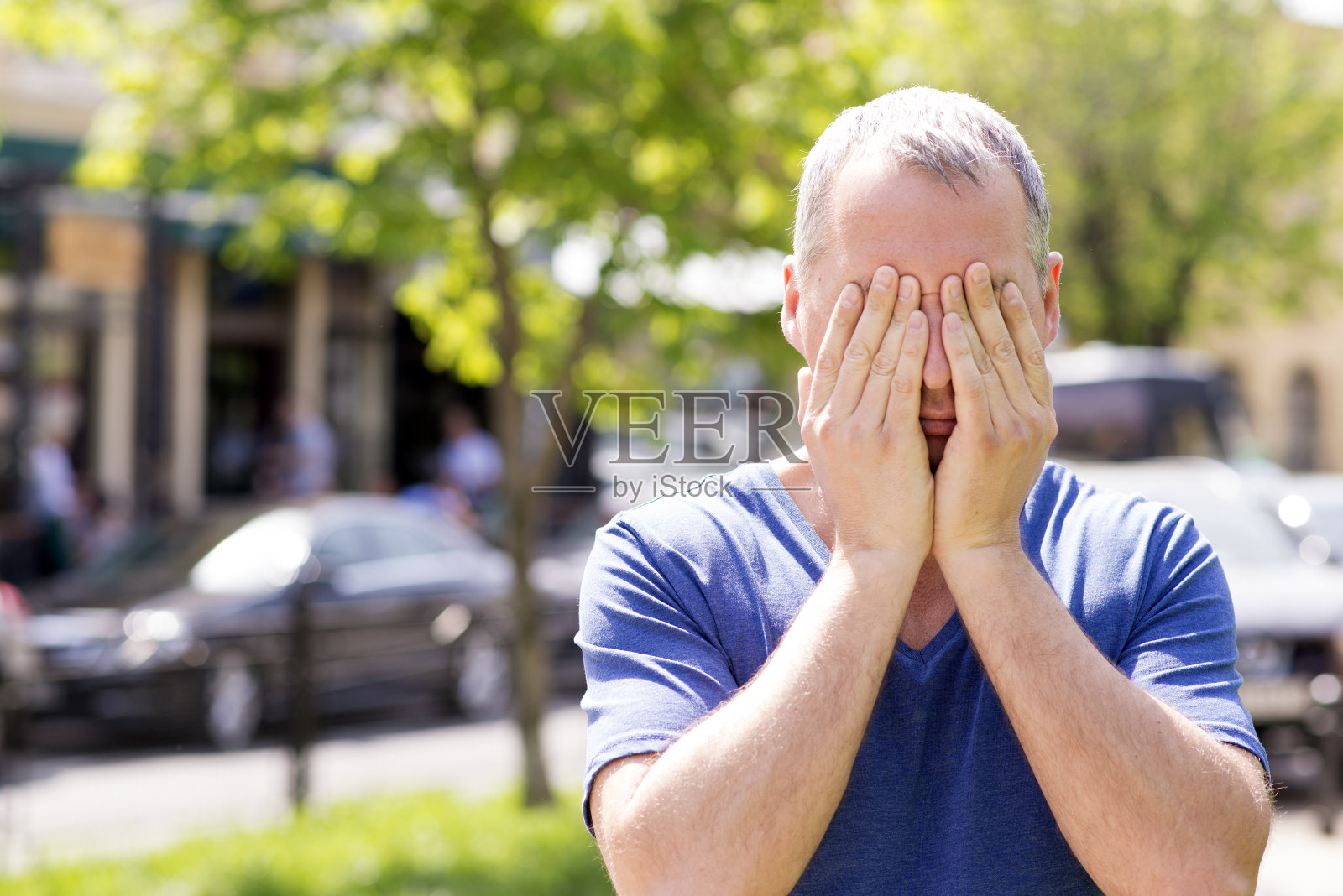 担心或尴尬的男人照片摄影图片