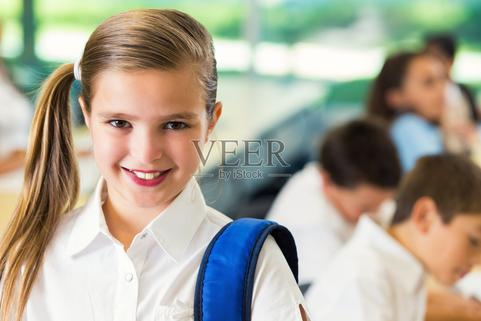 小女孩在私立小学的教室里微笑照片摄影图片