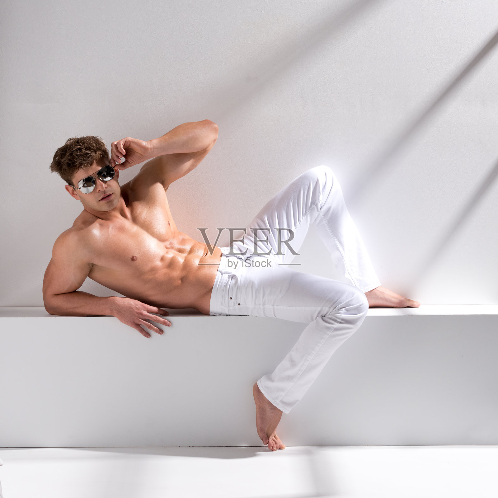 肌肉发达的男人看着相机照片摄影图片