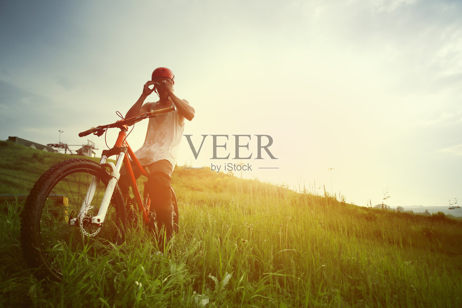 日落时的极限山地车。照片摄影图片