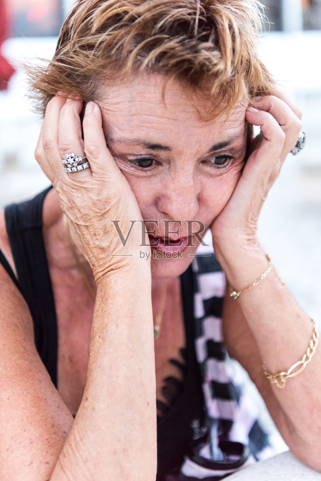 沉思的成熟女人照片摄影图片
